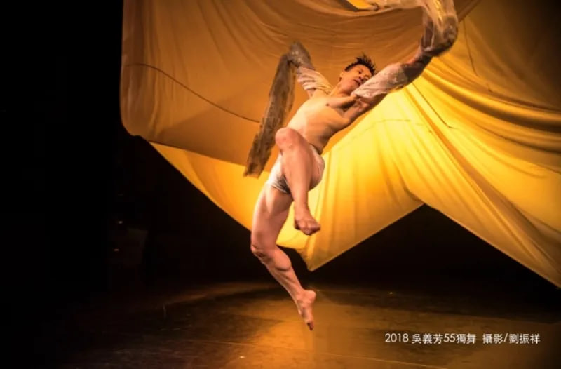 ในทุกการร่ายรำเดี่ยว ย่อมมีท่วงท่าที่กำเนิดจากตัวตน: อู๋อี้ฟาง เฝ้าสังเกตการเขียนจารึกชีวิตผ่านเรือนร่างและการเต้น