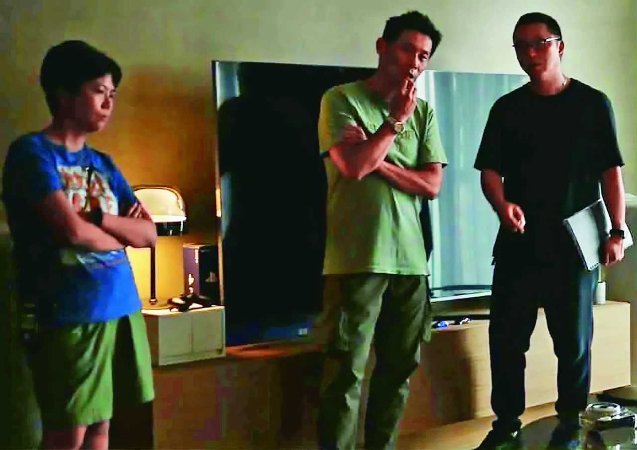 บาดแผลที่พูดไม่ออก 4 / ชวนส่องกลยุทธ์การออกแบบงานศิลป์โดย ‘ไช่เพ่ยหลิง’ ใช้ภาพลักษณ์ ‘ต้นไม้แห้งเหี่ยว’ สร้างบรรยากาศภายใต้เงามืดของอำนาจชายเป็นใหญ่