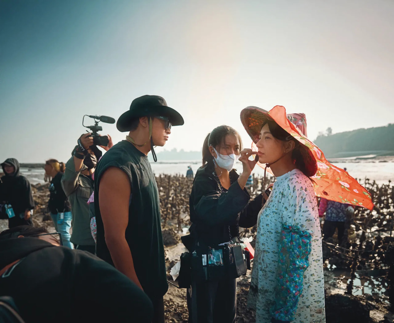 [[ร่วมทุนไทย-เกาหลี 4] กัวเสวี่ยฝู รับบทนักแสดงที่ลำบากที่สุดใน ‘Love is Like a Gentle Breeze’ ทั้งเก็บหอยนางรมตอนเช้ามืด-ลอยคอกลางทะเลจนเกือบตัวเย็นเกิน (Hypothermia)]